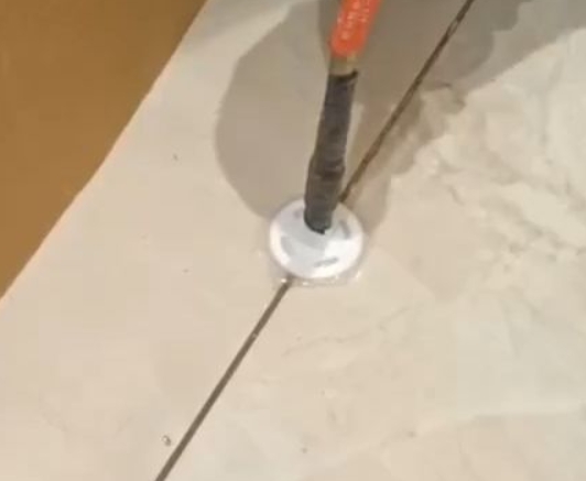 漳州瓷砖空鼓维修公司专业解答瓷砖在铺贴过程中，如果没有涂抹均匀到位的粘结材料（如水泥砂浆或瓷砖胶），可能会导致以下问题