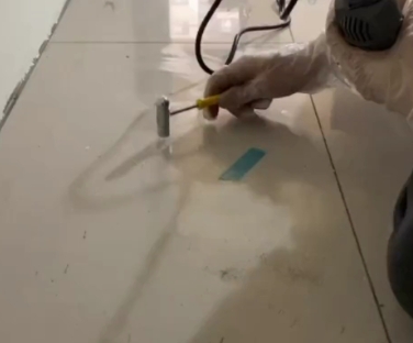 漳州瓷砖开裂维修公司专业分享瓷砖在铺贴前如果没有沥干水分，将会导致以下问题